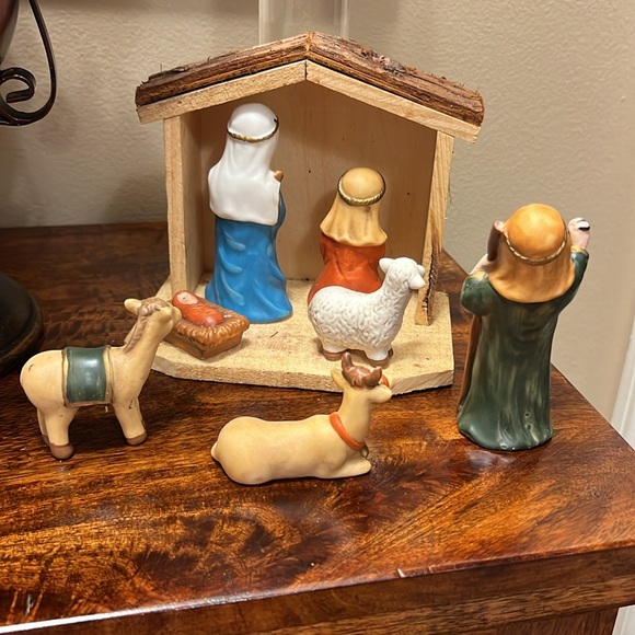 Vintage Nativity Set ~ Home For The Holidays - Picture 9 of 17